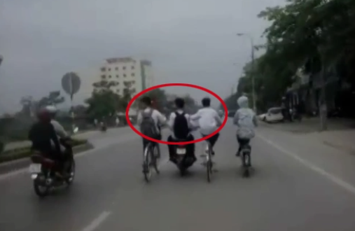 Tôi khiếp sợ những đứa trẻ cấp hai 'làm xiếc' với xe máy
