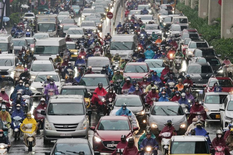 Đường phố Hà Nội tắc cứng trong mưa