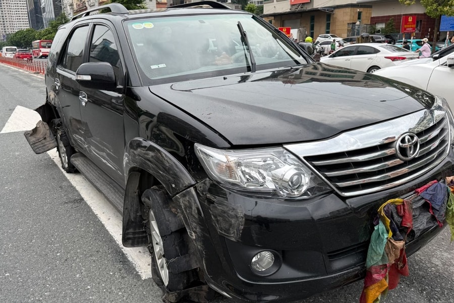 Tài xế lái ôtô nổ lốp đi ngược chiều trên cầu vượt Mai Dịch