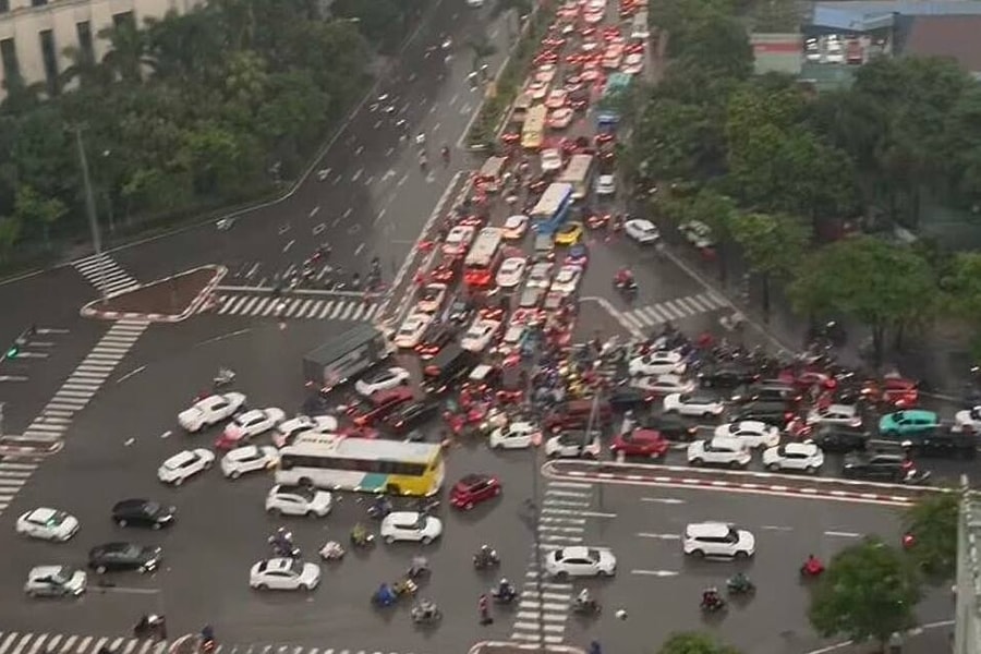 Hết ngập, chỉ mưa rả rích nhưng sao Hà Nội vẫn tắc đường kẹt cứng