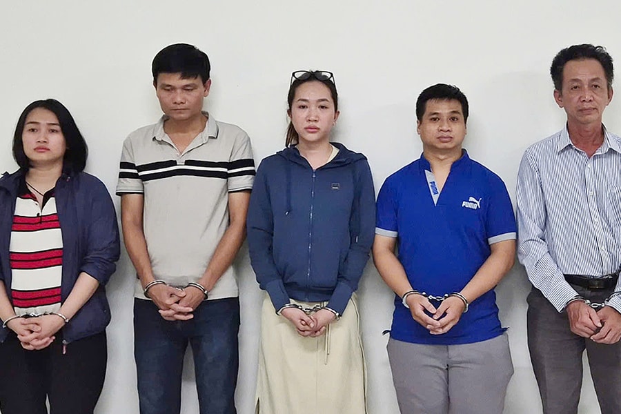 Bác sĩ và nhiều người bị bắt vì làm bệnh nhân nâng ngực tử vong