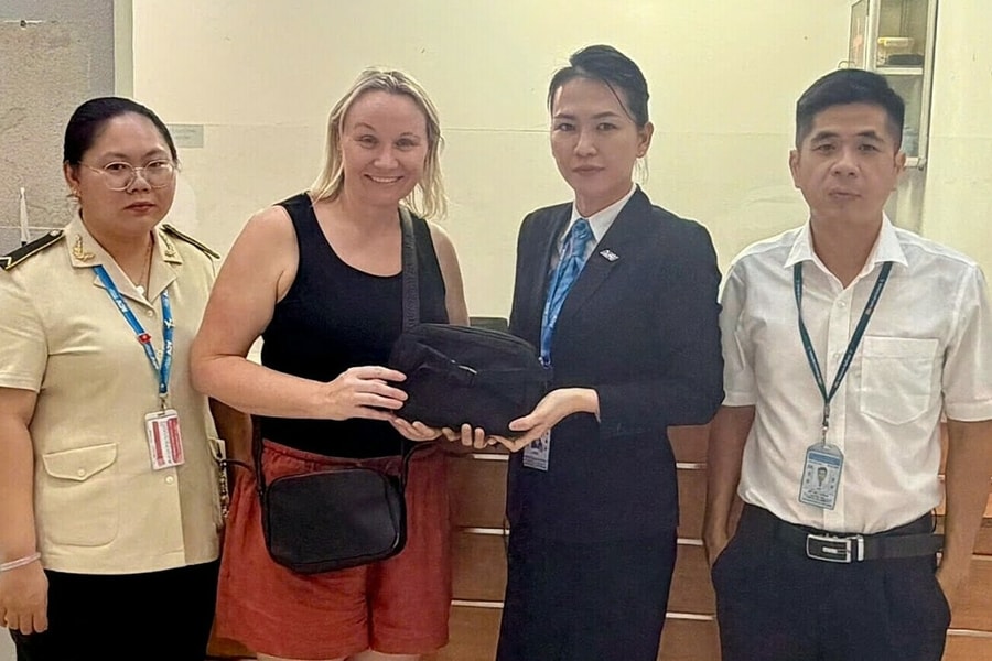 Nhân viên vệ sinh máy bay trả lại tiền cho khách Australia bỏ quên