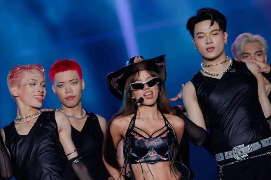 Phương Ly lại gây bàn tán