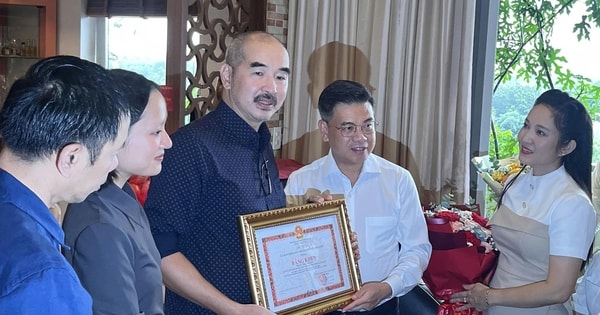 Đạo diễn phim 'Địa đạo' nhận bằng khen của chính quyền TPHCM