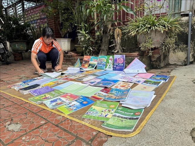 Hà Nội: Khắc phục hậu quả ngập lụt ở xã ven sông Cà Lồ