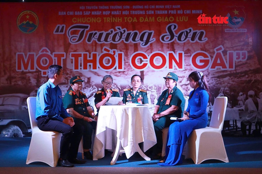 Những ‘bông hồng thép’ của Trường Sơn