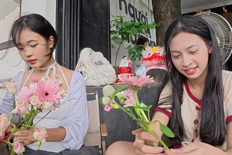 Cà phê "buffet hoa" thu hút hàng trăm bạn trẻ tới trải nghiệm