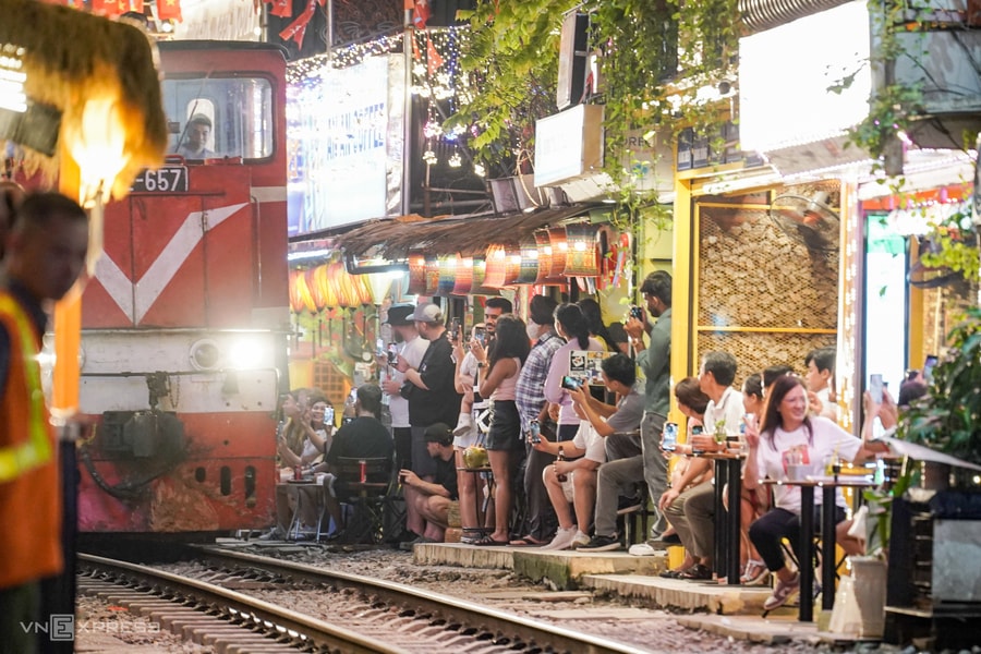 Phố đường tàu vẫn đông khách sau vụ tàu đâm văng bàn ghế