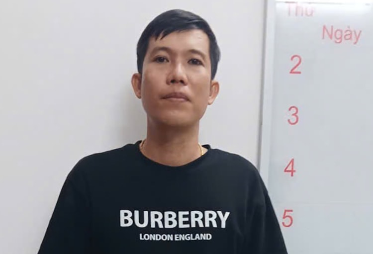 Đôi nhân tình bị cáo buộc hành hạ nhóm trẻ 'diễn xiếc phun lửa'