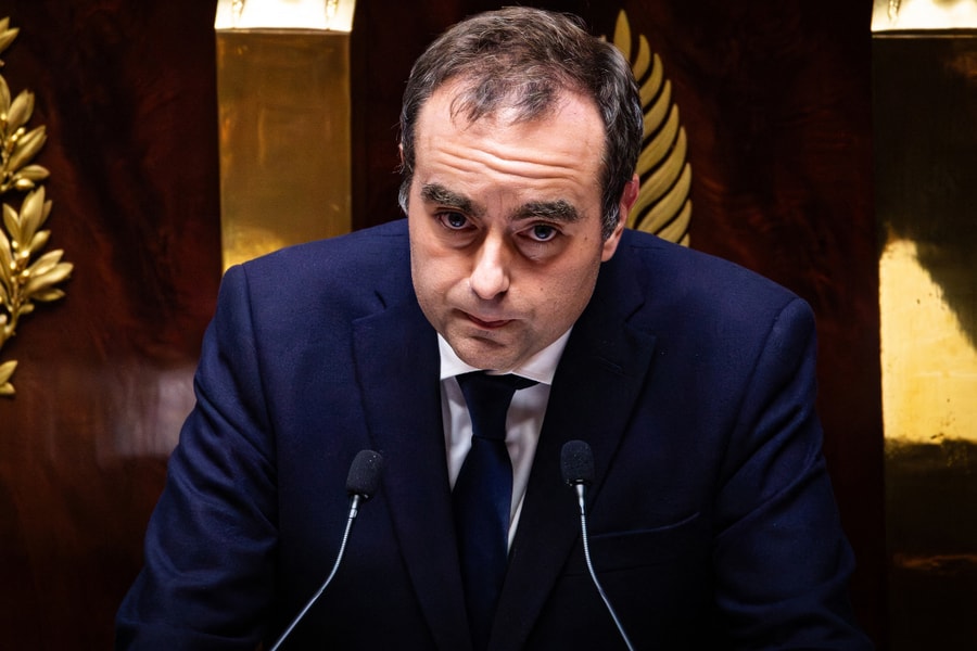 Thủ tướng Pháp ủng hộ đình chỉ cải cách gây tranh cãi của ông Macron