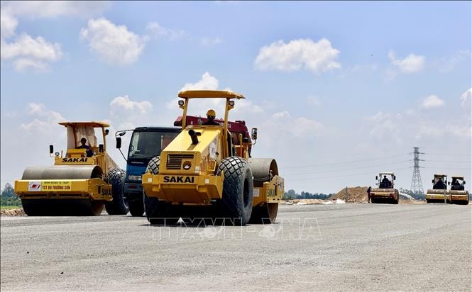 Cao tốc Châu Đốc - Cần Thơ - Sóc Trăng thi công lớp cấp phối đá dăm đầu tiên