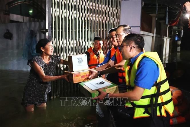 Tình người trong bão lũ: Gian nan nhưng không đơn độc