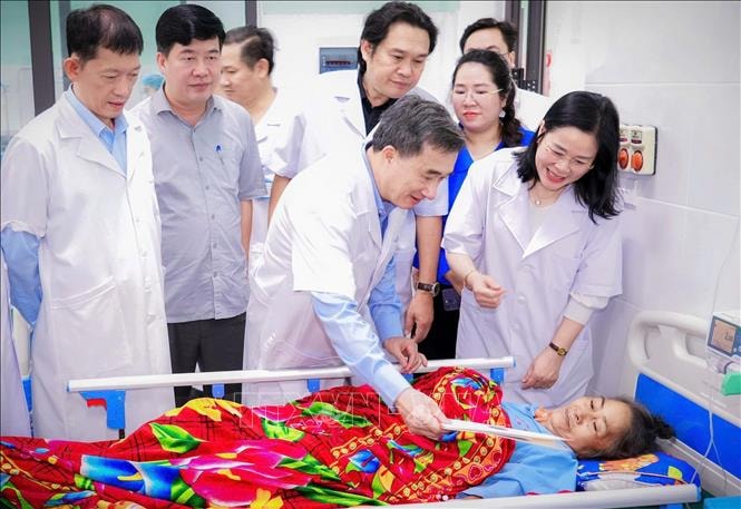 Thầy thuốc trẻ chung tay cùng người dân Nghệ An vượt qua hậu quả bão lũ