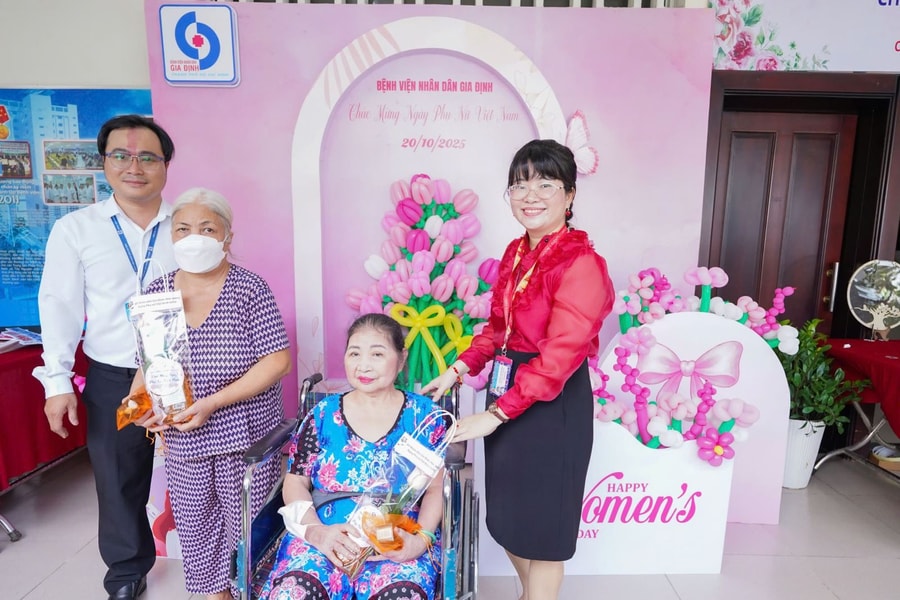 Ấm áp chương trình ‘Người phụ nữ tôi yêu’ dành cho bệnh nhân nữ dịp 20/10