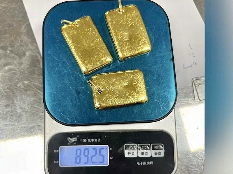 Hải quan chuyển hồ sơ sang công an vụ hành khách mang 3 miếng nghi là vàng