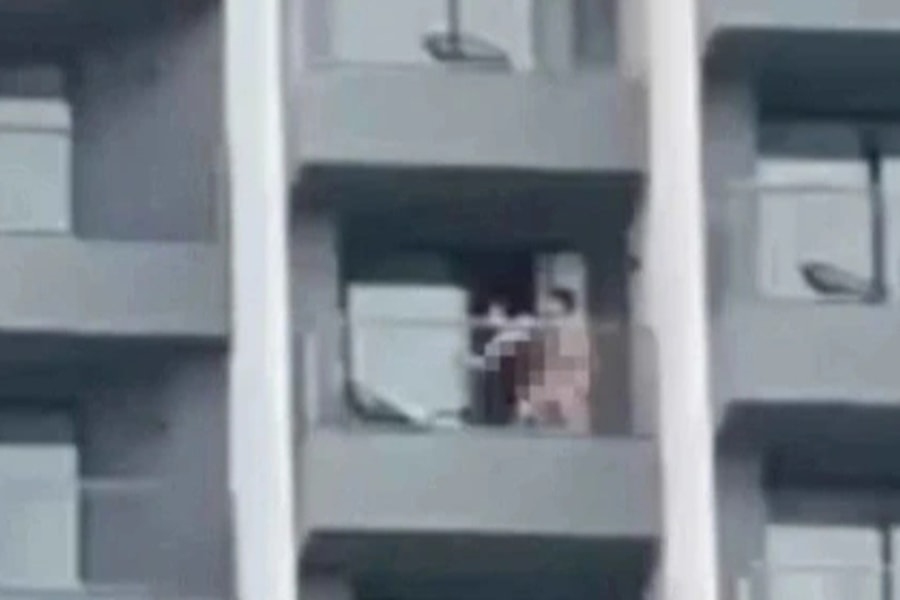 Thái Lan: Cặp đôi làm chuyện nhạy cảm ở ban công, bị người đi đường bắt gặp