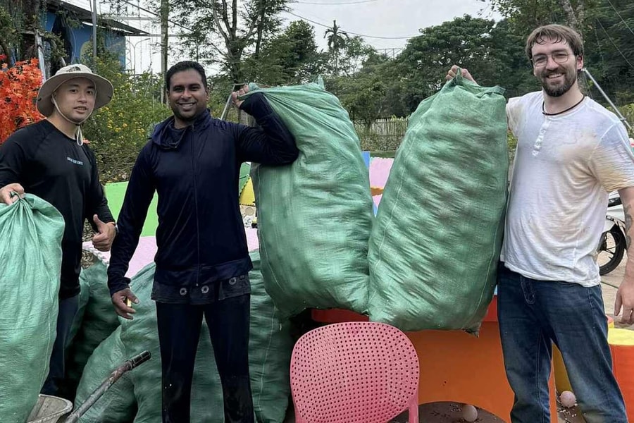 Khách Tây đi 'tour dọn dẹp sau lũ' ở Thái Nguyên