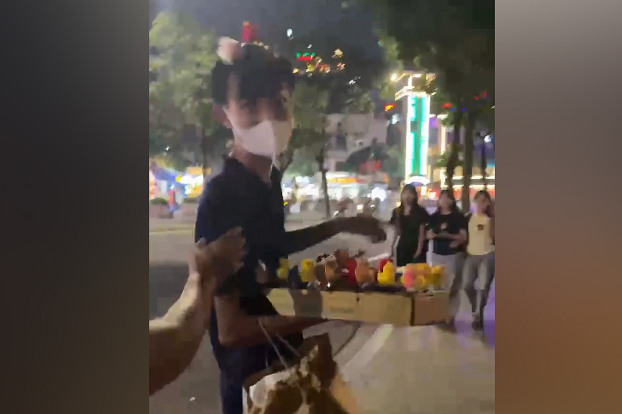 Khách nữ tố bị người bán hàng rong quấy rối ở Hồ Gươm