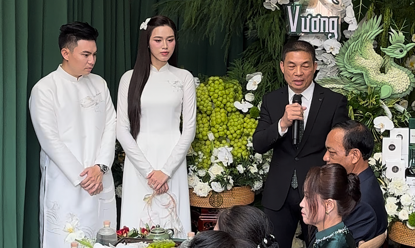 Hoa hậu Đỗ Thị Hà khóc ở lễ ăn hỏi