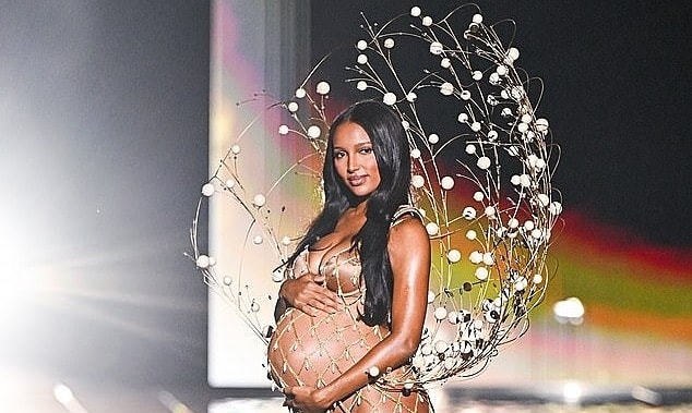 Mẹ bầu mở màn show Victoria's Secret