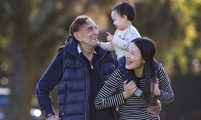 Bác sĩ 93 tuổi có con với vợ trẻ nhờ tinh trùng hiến tặng