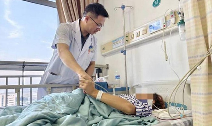 Cúi đầu chơi game trên điện thoại, nam sinh liệt nửa người