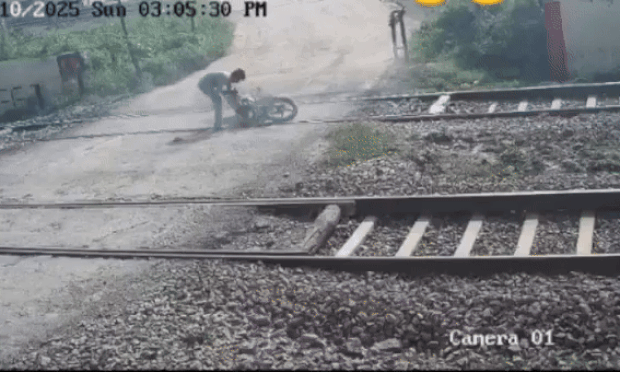 Ngã xe máy giữa đường ray, thanh niên bị tàu đâm bay