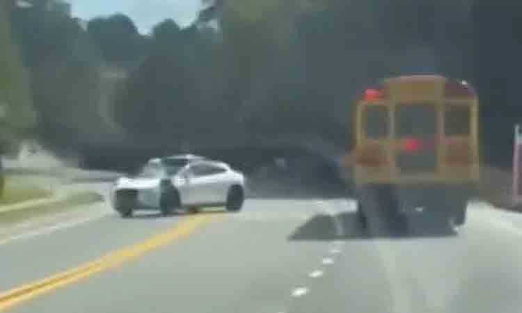 Robotaxi phớt lờ luật, không nhường xe buýt chở học sinh