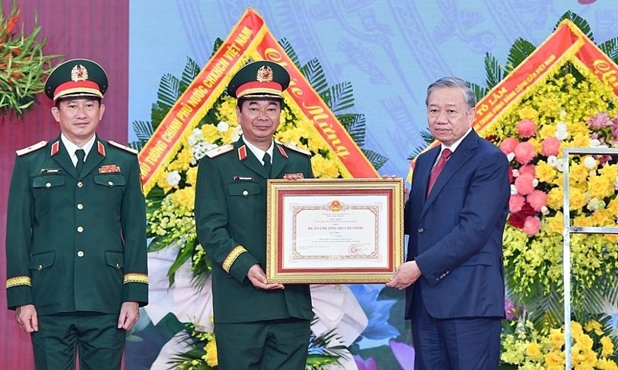 Quân khu 1 nhận Huân chương Hồ Chí Minh