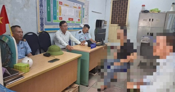 Người thợ sửa giày ở chợ bị đình chỉ hoạt động vì lấy giá "chặt chém"