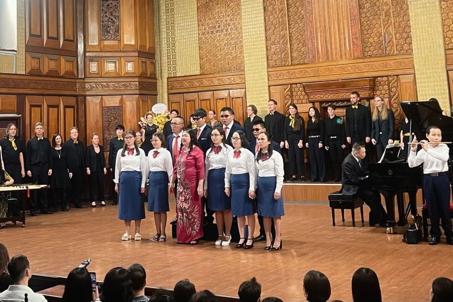 Dàn hợp xướng nổi tiếng của Đức biểu diễn 'Cây trúc xinh', 'Trống cơm'