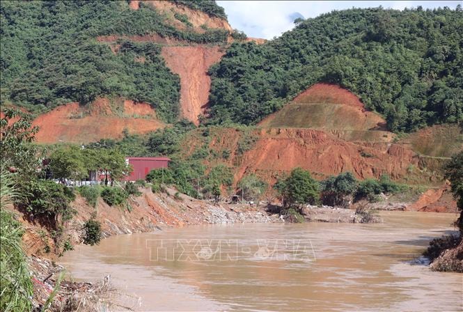Sạt lở nghiêm trọng trên Quốc lộ 2 (Tuyên Quang)