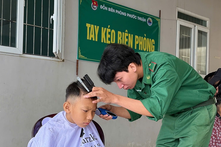 Bộ đội Biên phòng cắt tóc miễn phí cho học sinh vùng ven biển