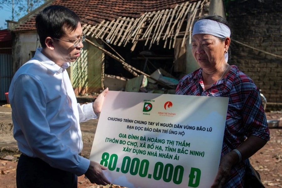 Báo Dân trí trao 200 triệu đồng hỗ trợ người dân vùng lũ tỉnh Bắc Ninh