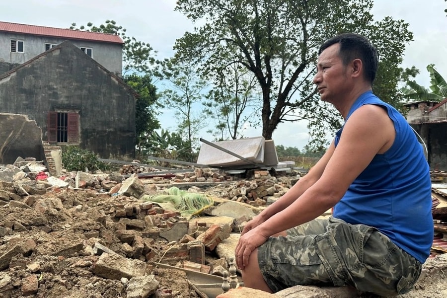 Chiến sĩ An ninh cơ sở đi chống lũ, nhà bị “tàu ma” đâm sập