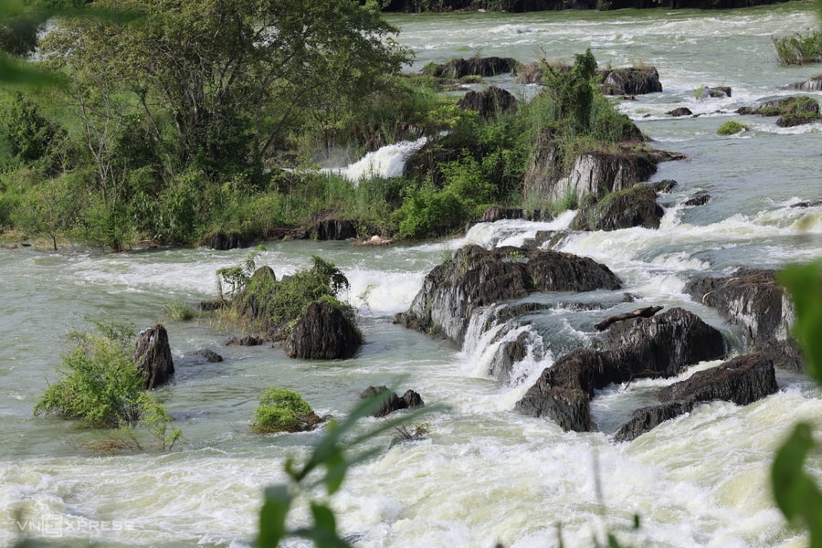 Dòng thác 'hồi sinh' khi thủy điện Trị An xả lũ