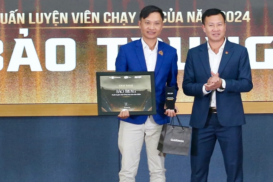 Mentor truyền cảm hứng thay thế HLV của năm ở Runners of the Year