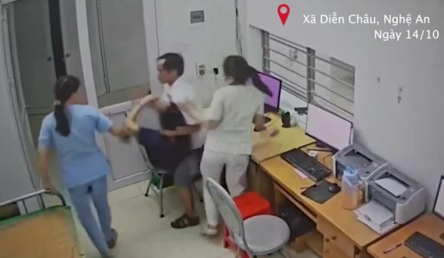 Doạ 'chọc bút vào mắt' nữ bác sĩ - bạo lực áo blouse trắng