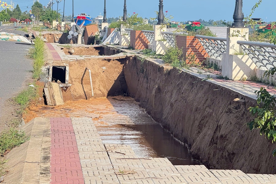 Kè sông Tiền sụp lún
