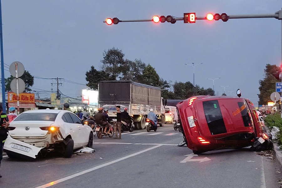Ôtô tông loạt xe dừng đèn đỏ ở TP HCM, nhiều người bị thương