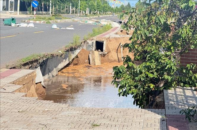 Đồng Tháp xây dựng công trình khẩn cấp khắc phục sạt lở bờ sông Tiền