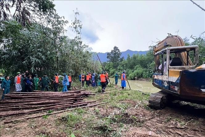 Khẩn trương khắc phục sạt lở ở xã Chân Mây - Lăng Cô