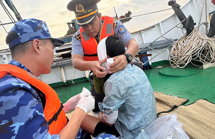 Tàu Kiểm ngư KN-201 kịp thời cứu nạn ngư dân bị thương nặng trên biển