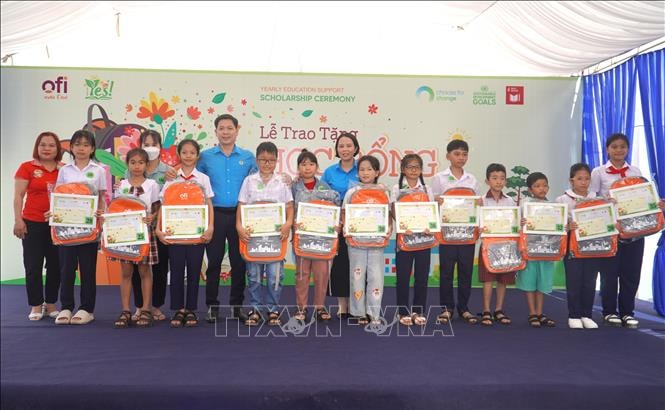 Đồng Nai: Trao gần 1 tỉ đồng học bổng cho con công nhân có hoàn cảnh khó khăn