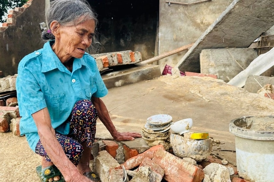 Cụ bà sống cô độc "chết ngất" khi chứng kiến nhà bị lũ đánh sập