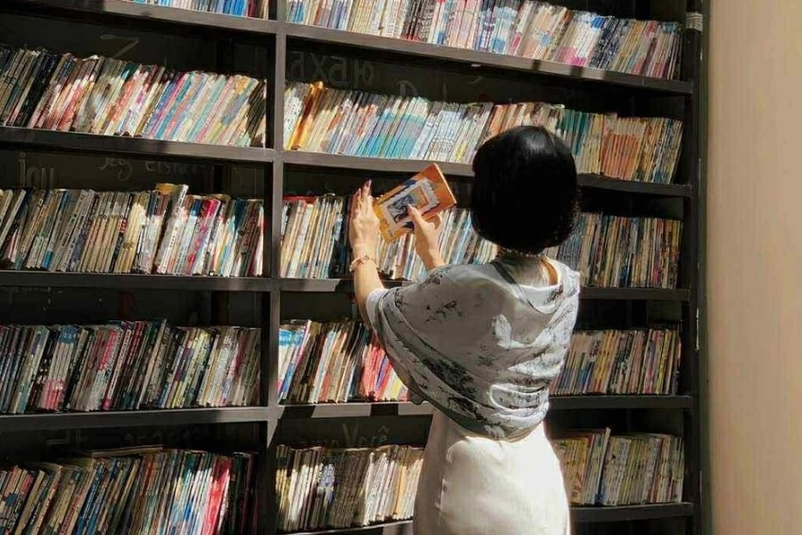 "Bức tường sách" 7.500 cuốn trong quán cà phê phố núi hút giới trẻ check-in