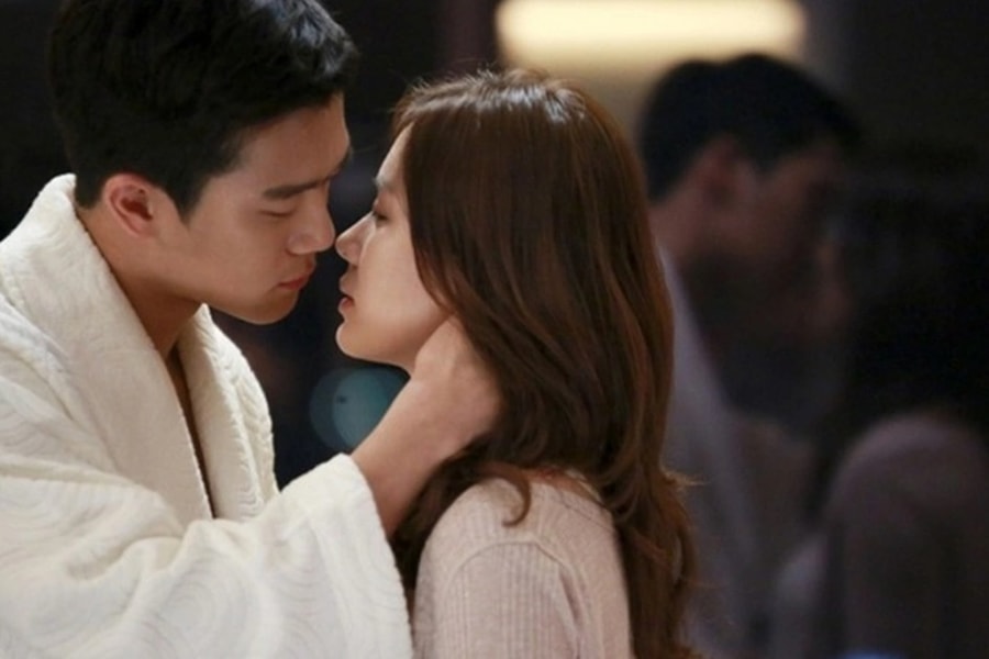 Sếp ly hôn, tôi khốn khổ vì trở thành "con mồi hấp dẫn"