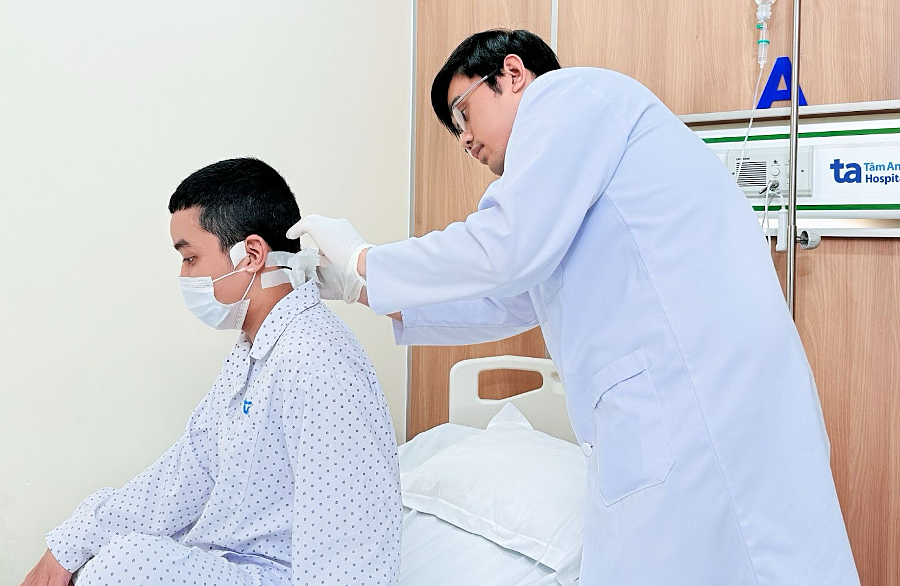 Chàng trai mắc hội chứng 'não tụt xuống cổ'