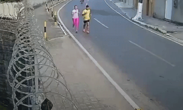 Xe máy đốn ngã người chạy bộ dưới lòng đường