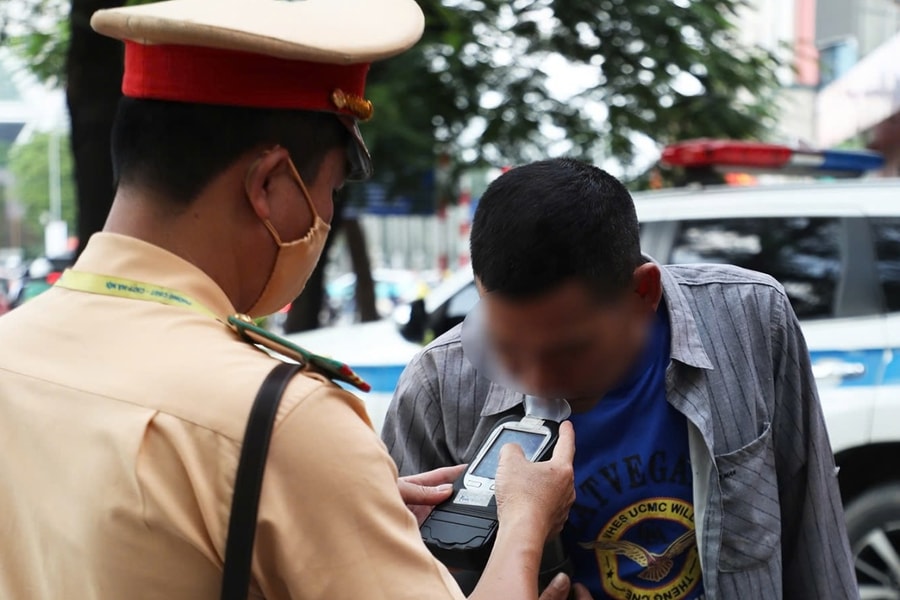 CSGT kiểm tra nồng độ cồn trên toàn quốc